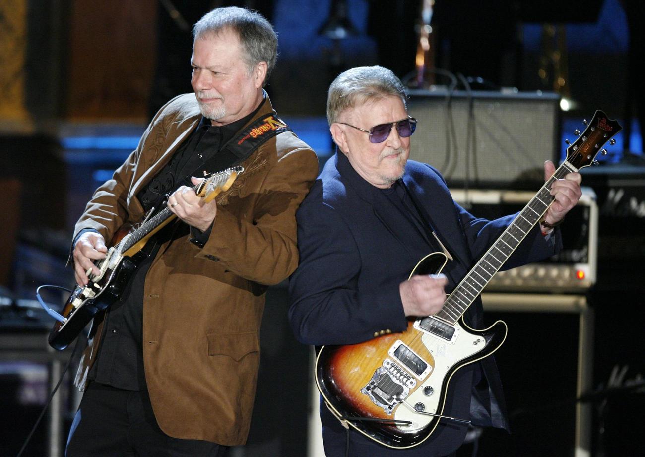 2008年3月、米ニューヨークで演奏するベンチャーズのドン・ウィルソンさん（右）（AP＝共同）