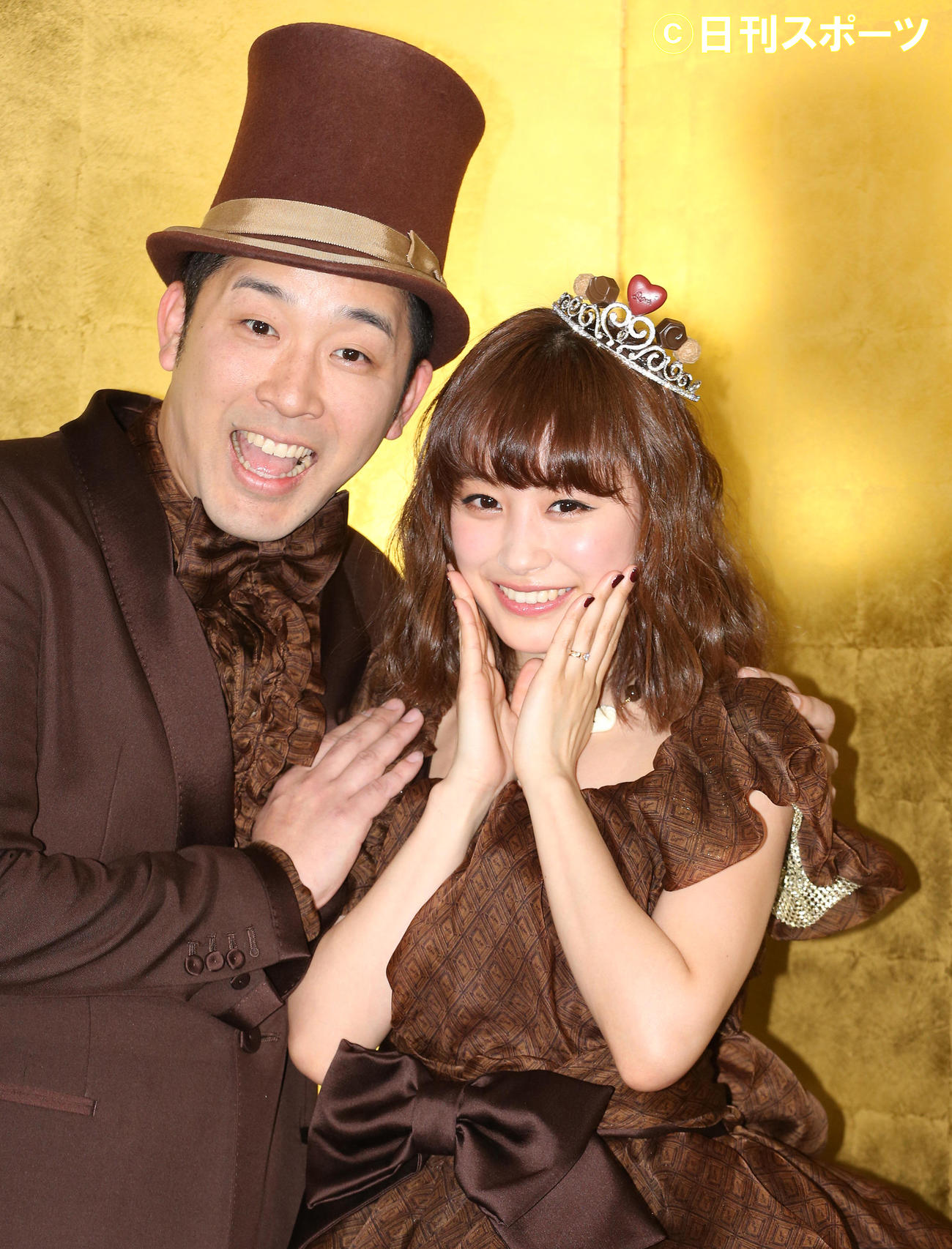 結婚記者会見で顔を寄せ合うあべこうじ（左）と高橋愛（2014年2月）