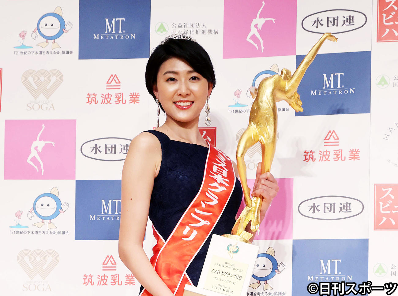 トロフィーを手に笑顔を見せるミス日本グランプリの河野瑞夏さん（撮影・鈴木正人）