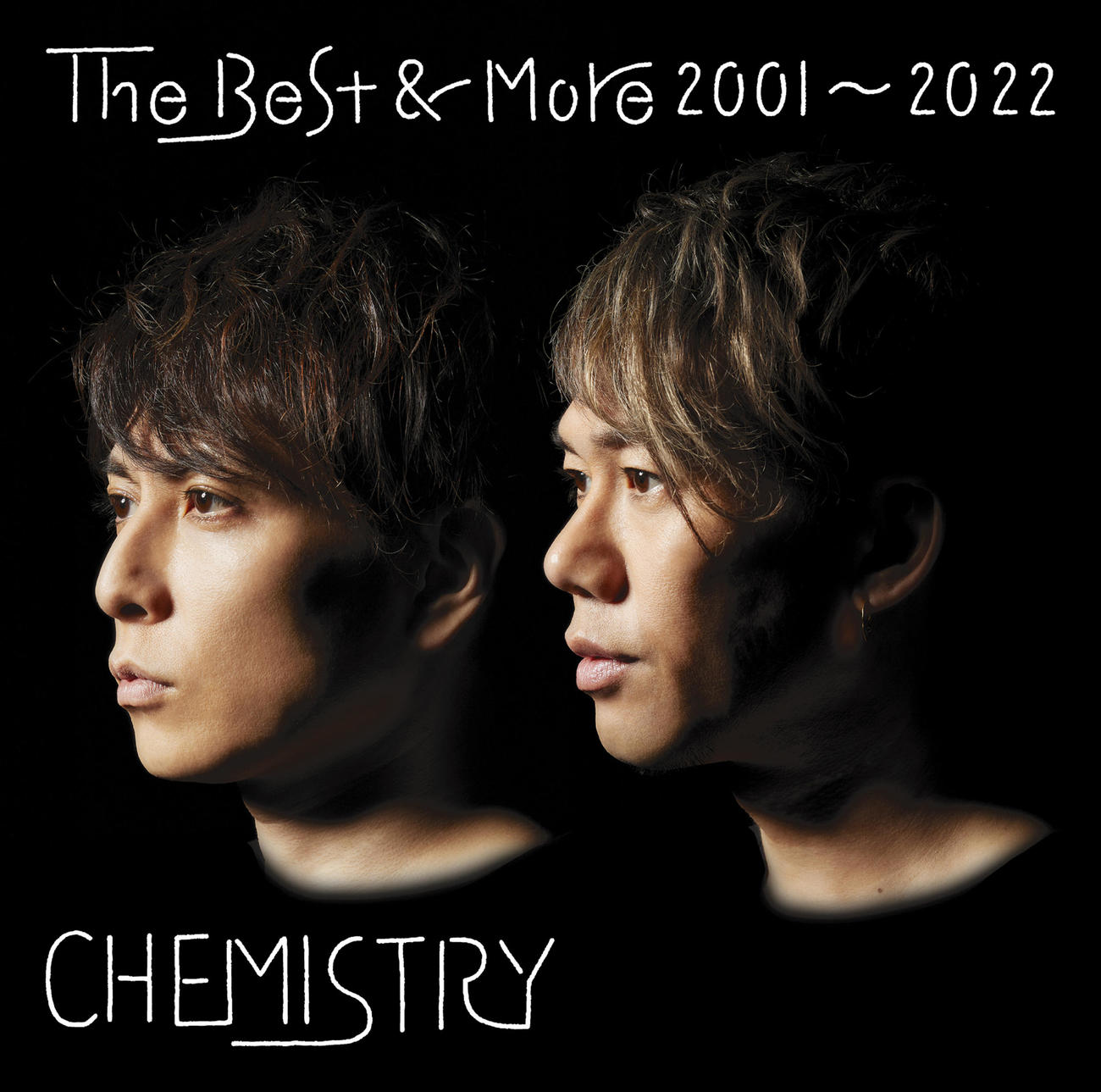 CHEMISTRYの20周年記念アルバムジャケット写真。堂珍嘉邦（左）と川畑要