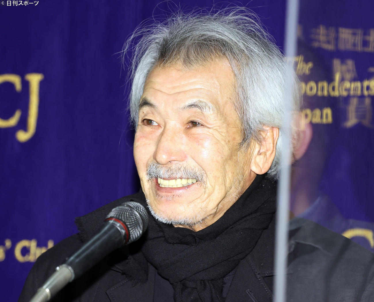 映画「名付けようのない踊り」の外国特派員協会記者会見に臨んだ田中泯は笑顔を見せる（撮影・浅見桂子）