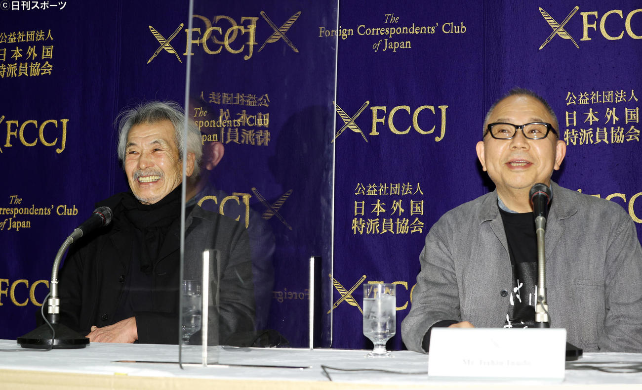 映画「名付けようのない踊り」の外国特派員協会記者会見で笑顔を見せる田中泯（左）と犬童一心監督（撮影・浅見桂子）