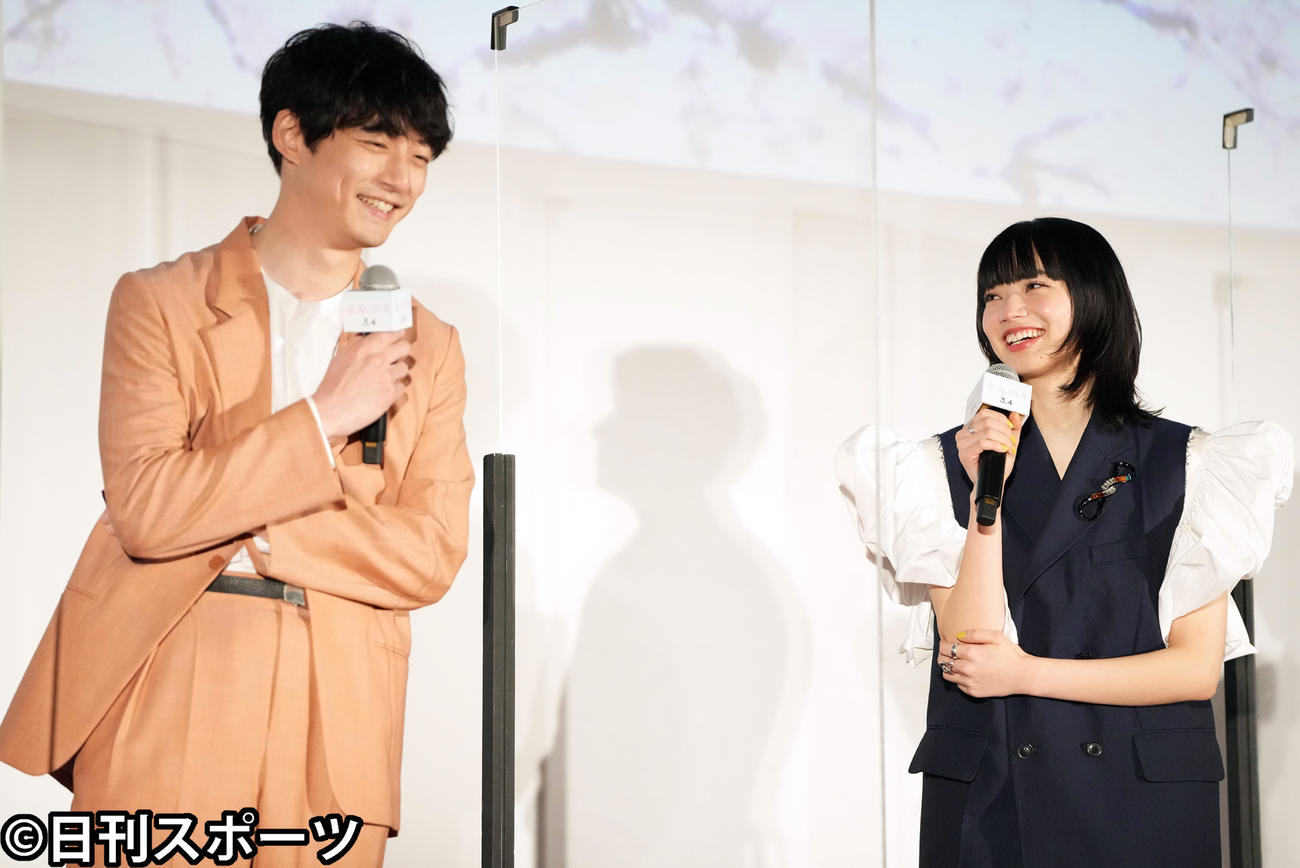 映画「余命10年」ジャパンプレミアで笑顔の坂口健太郎（左）と小松菜奈（撮影・鈴木みどり）