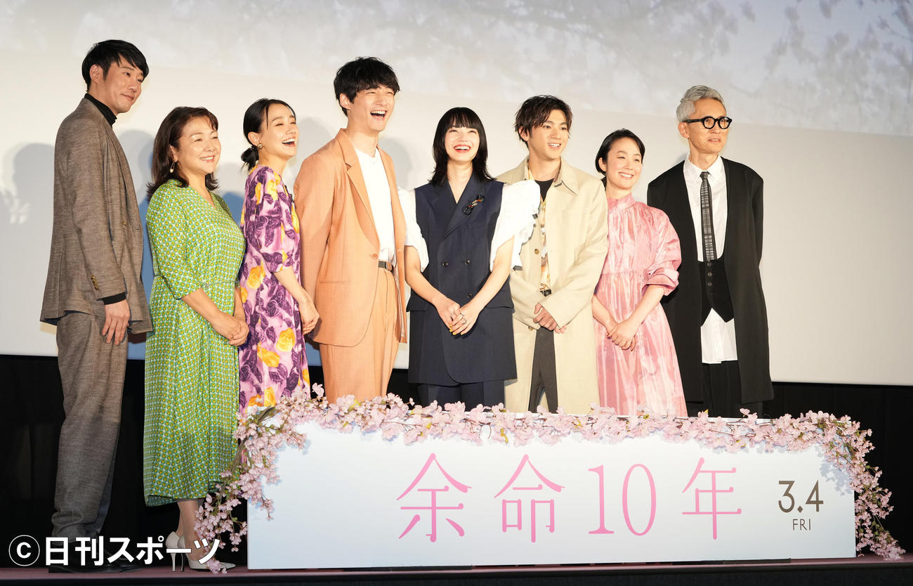 映画「余命10年」ジャパンプレミアで笑顔の出演者たち。左から藤井道人監督、原日出子、奈緒、坂口健太郎、小松菜奈、山田裕貴、黒木華、松重豊（撮影・鈴木みどり）