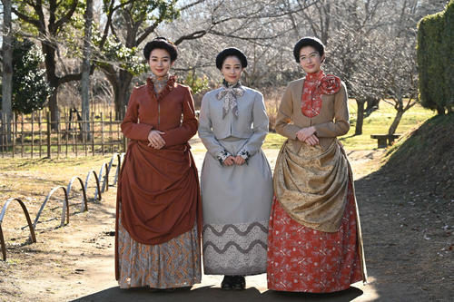 3月5日放送のテレビ朝日系スペシャルドラマ「津田梅子～お札になった留学生～」に出演する左から池田エライザ、広瀬すず、佐久間由衣