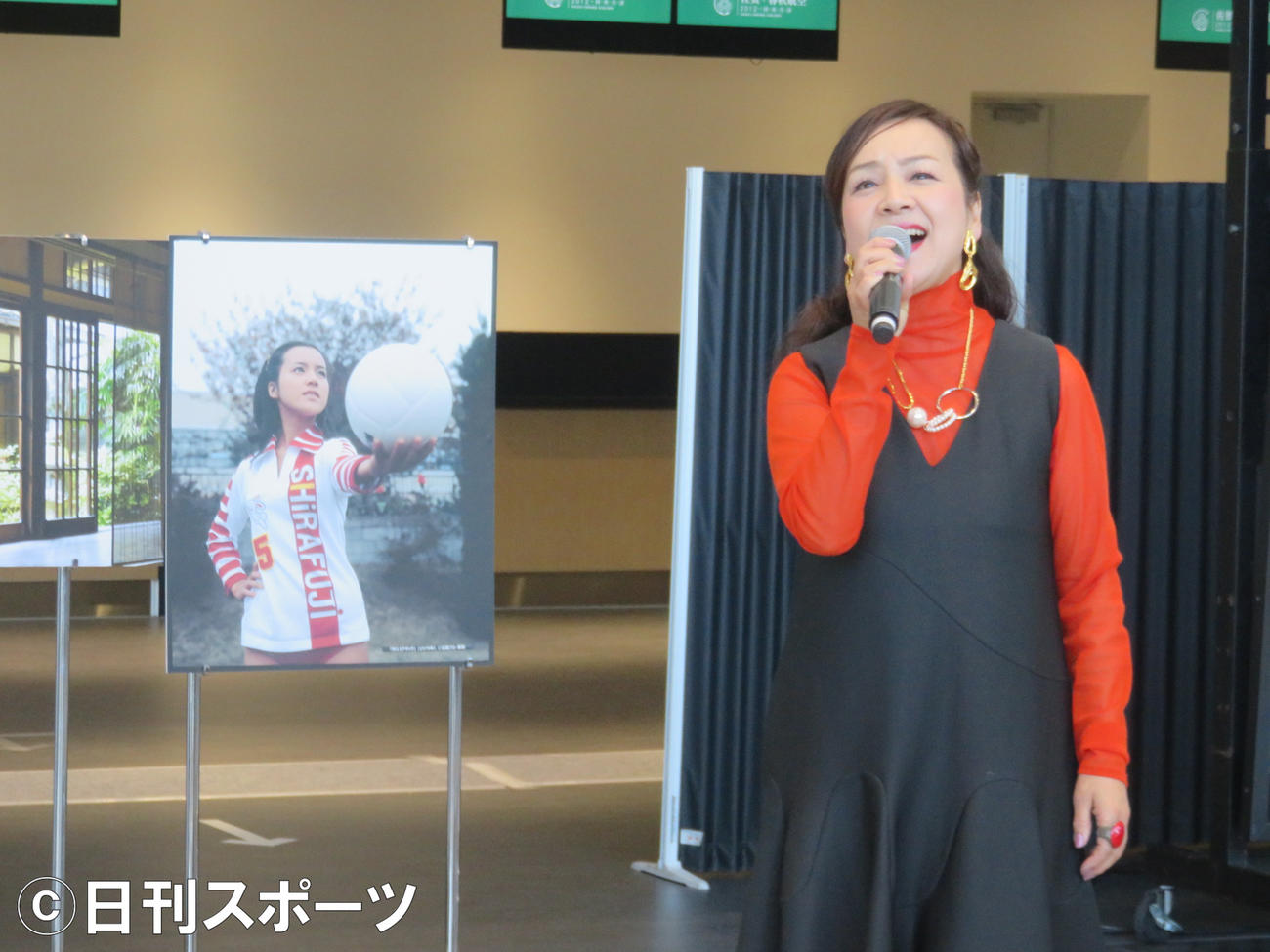「佐賀－上海就航線10周年企画『中国路線プロモーション』」イベントで「燃えろアタック」の主題歌を歌う荒木由美子
