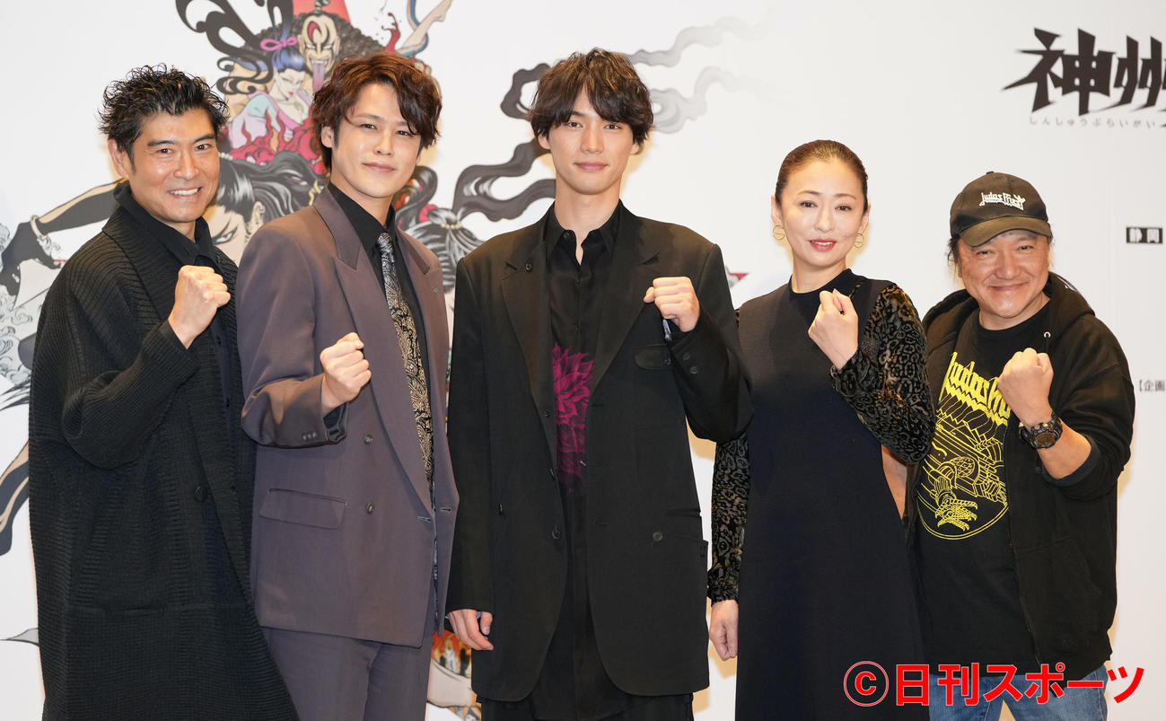 いのうえ歌舞伎「神州無頼街」製作発表でガッツポーズする、左から高嶋政宏、宮野真守、福士蒼汰、松雪泰子、演出のいのうえひでのり氏（撮影・鈴木みどり）
