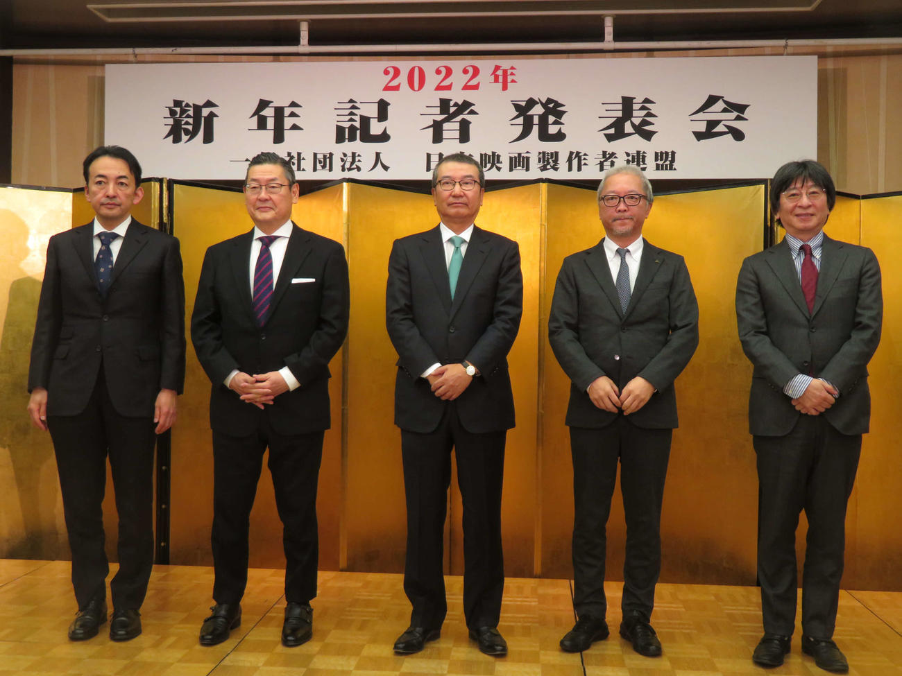 日本映画製作者連盟の2022年新年記者発表会に登壇した、左から東宝の市川南取締役常務執行役員、松竹の迫本淳一社長、映連の島谷能成会長、東映の手塚治社、KADOKAWA山下直久代表取締役執行役員（撮影・村上幸将）