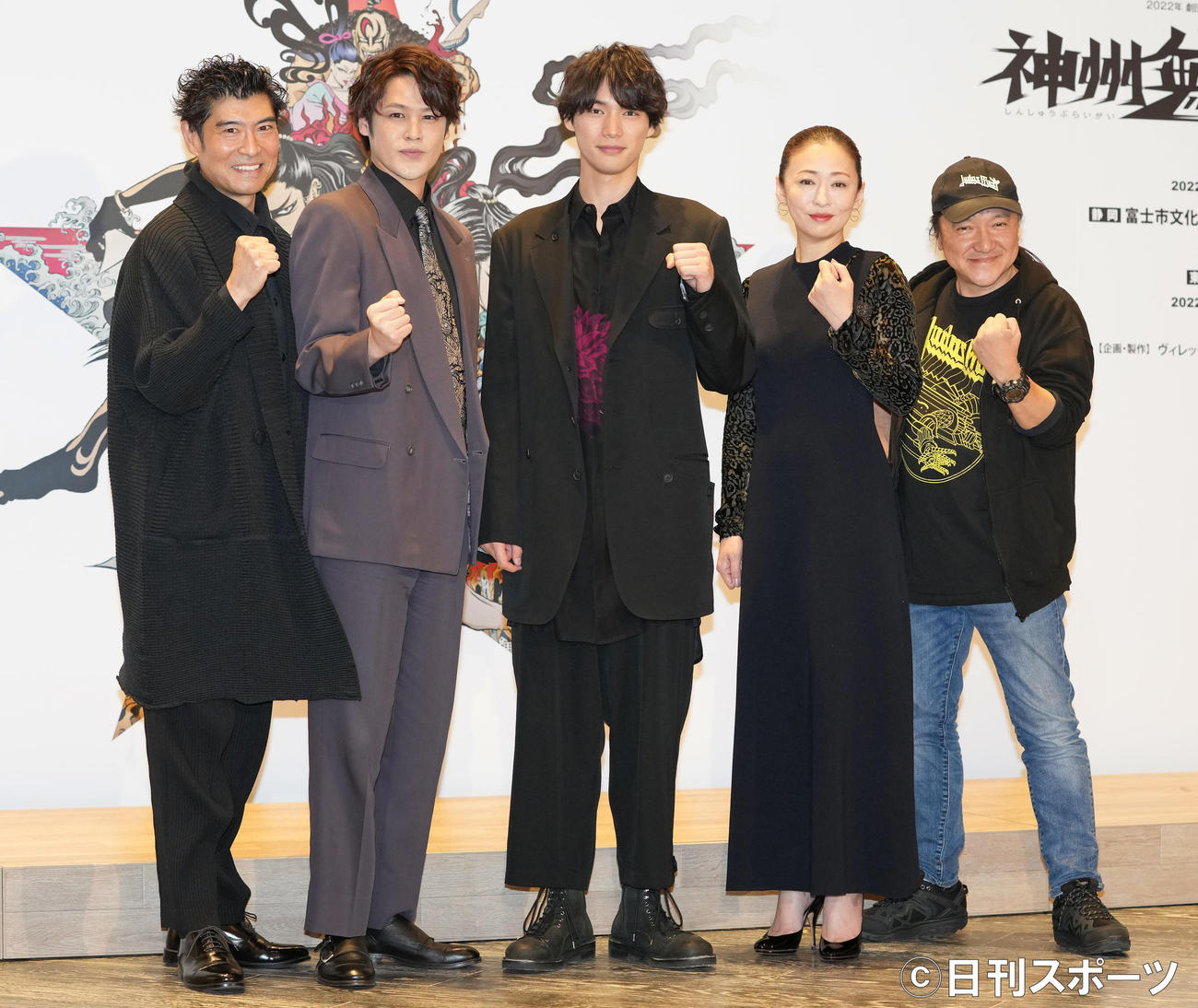 いのうえ歌舞伎「神州無頼街」製作発表でガッツポーズする、左から高嶋政宏、宮野真守、福士蒼汰、松雪泰子、演出のいのうえひでのり氏（撮影・鈴木みどり）