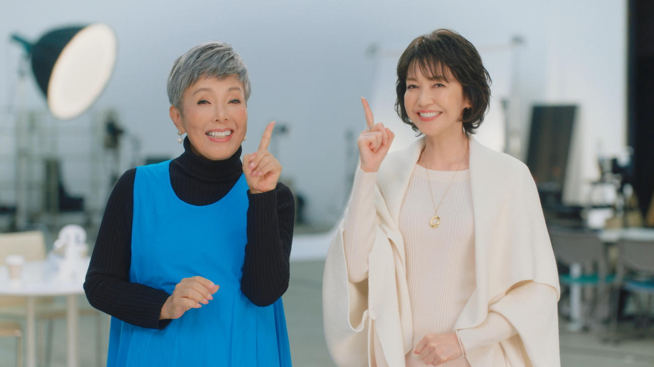 グレーヘアでアデランス「スマートタッチ」のテレビCMに登場した池畑慎之介（左）と賀来千香子