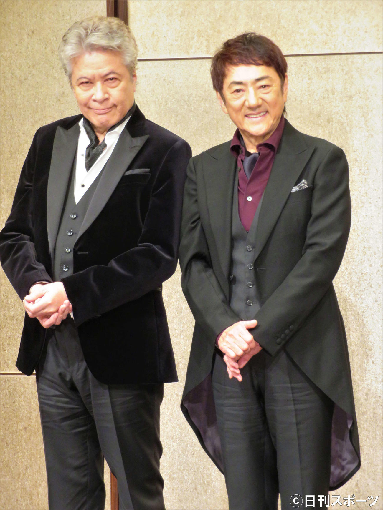 ミュージカル「ラ・カージュ・オ・フォール」の制作発表記念会見に登壇した鹿賀丈史（左）と市村正親（撮影・三須佳夏）