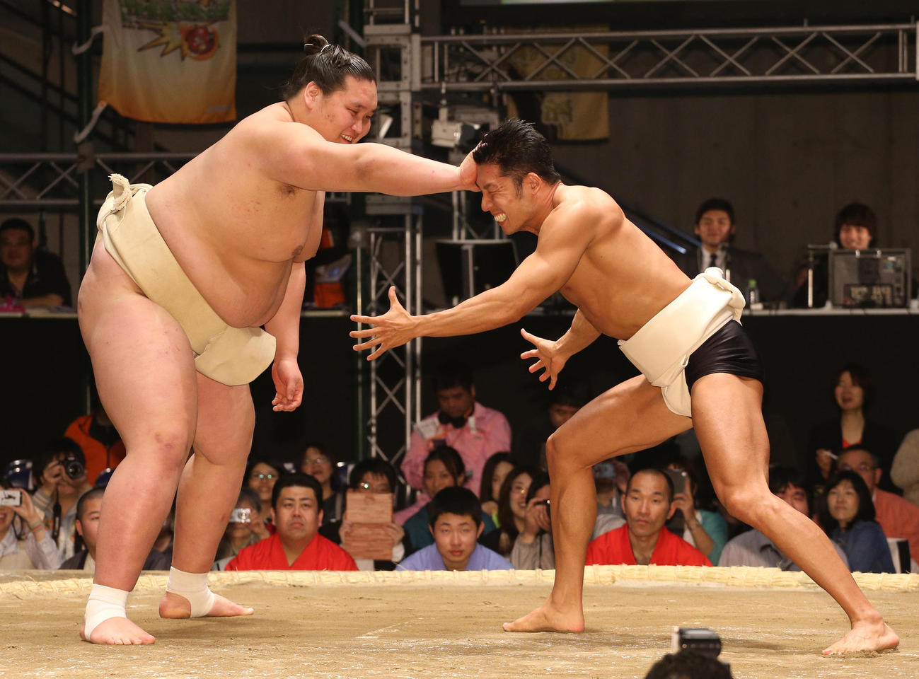 大相撲超会議場所で照ノ富士（左）と対戦したなかやまきんに君＝2015年4月25日