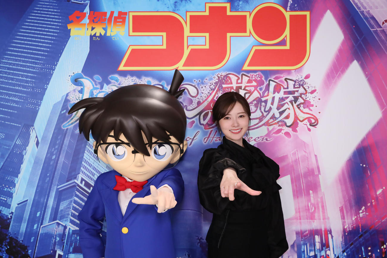 アニメ映画「名探偵コナン　ハロウィンの花嫁」で声優に初挑戦する白石麻衣（右）