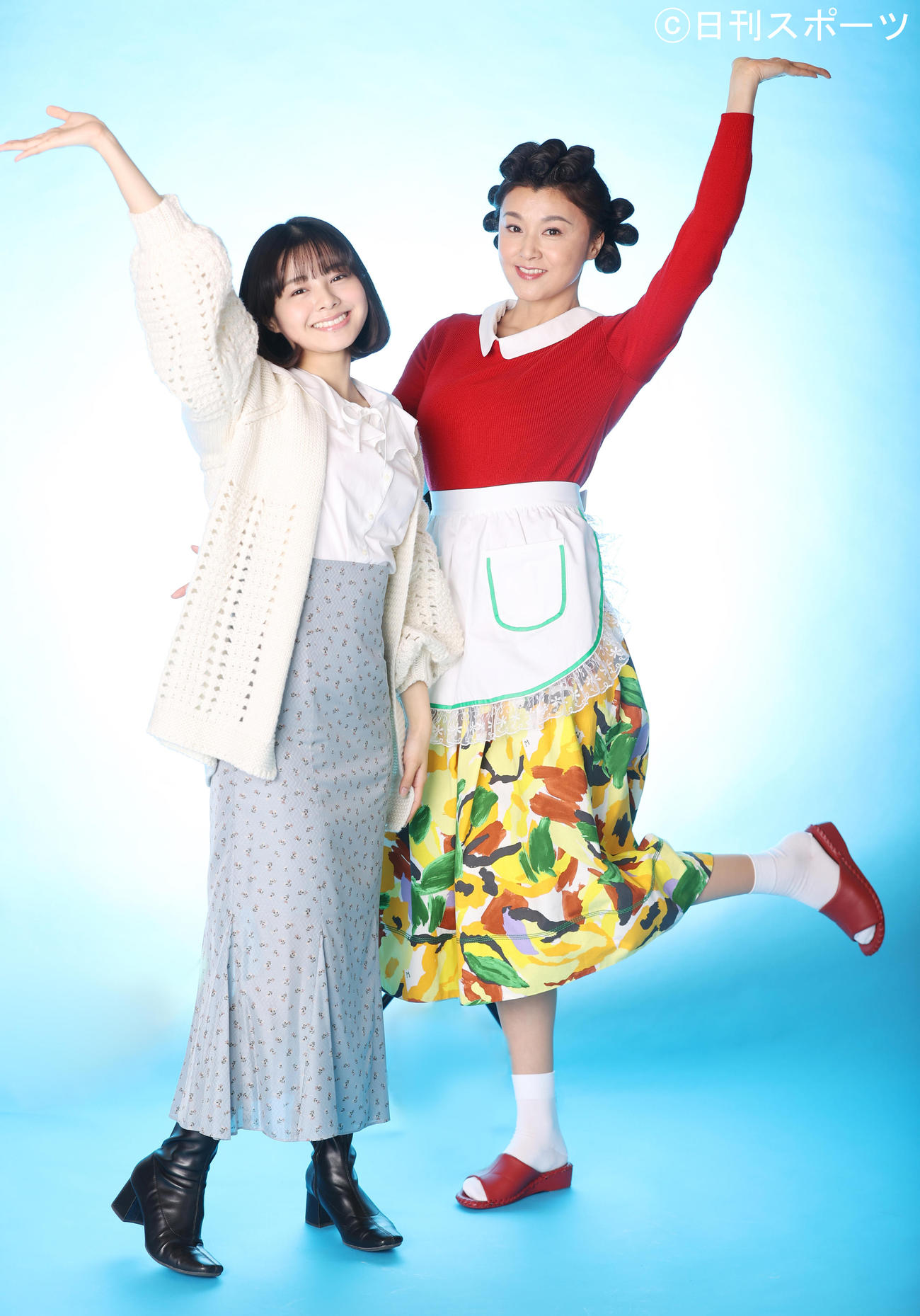 舞台「サザエさん」を前に、フグ田サザエ役の藤原紀香（右）とワカメ役のNGT48本間日陽は笑顔でポーズをきめる（撮影・浅見桂子）