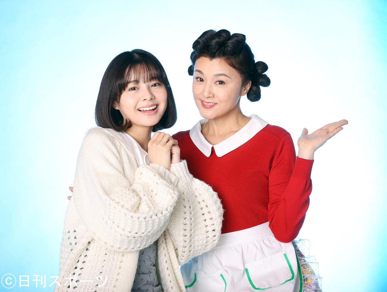 舞台「サザエさん」を前に、フグ田サザエ役の藤原紀香（右）とワカメ役のNGT48本間日陽は笑顔でポーズをきめる（撮影・浅見桂子）