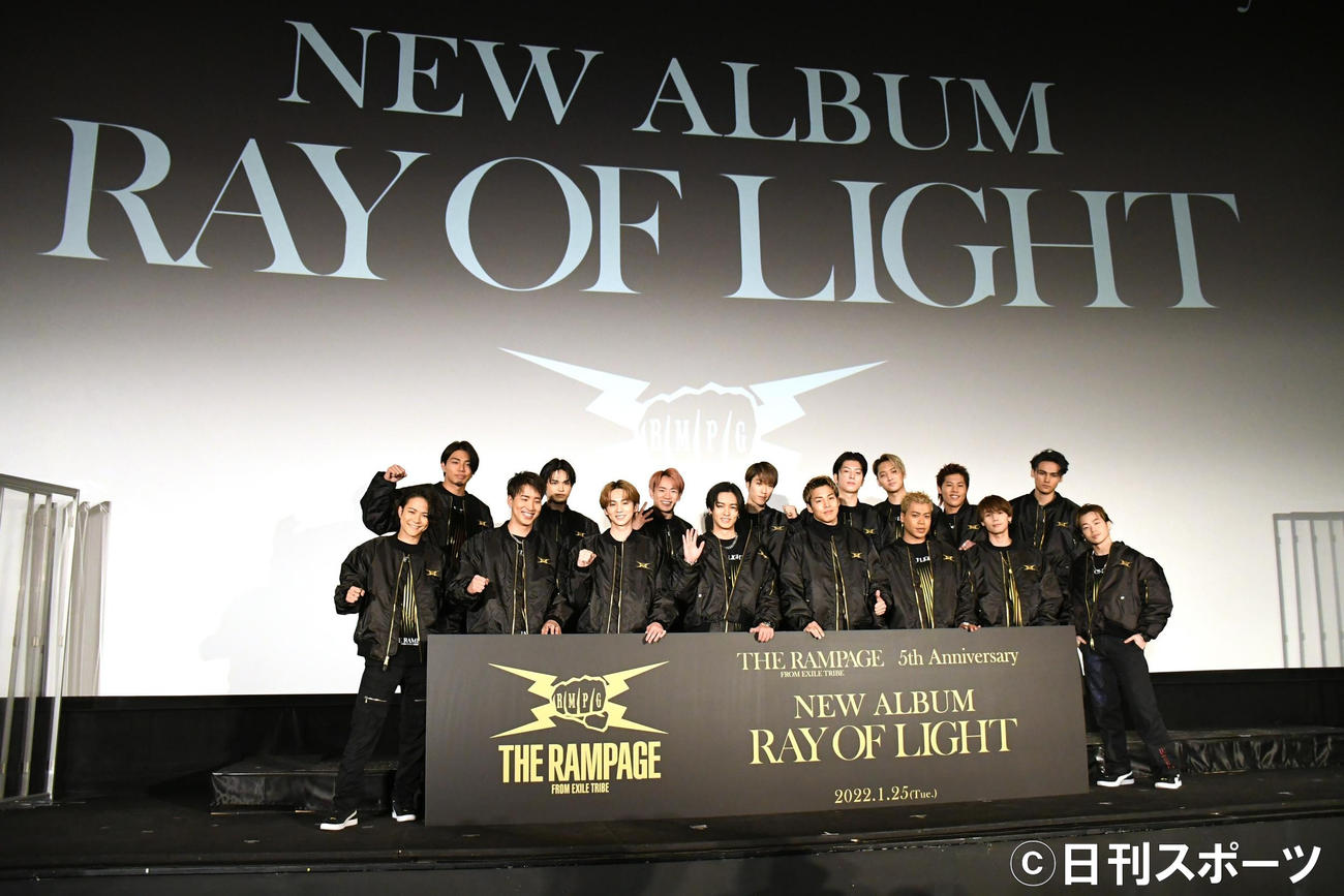 アルバム「RAY OF LIGHT」発売記念＆デビュー5周年イベントを行ったTHE RAMPAGE。前列左から岩谷翔吾、陣、吉野北人、川村壱馬、RIKU、LIKIYA、神谷健太、山本彰吾、後列左から武知海青、与那嶺瑠唯、浦川翔平、藤原樹、長谷川慎、鈴木昂秀、後藤拓磨、龍（撮影・大友陽平）