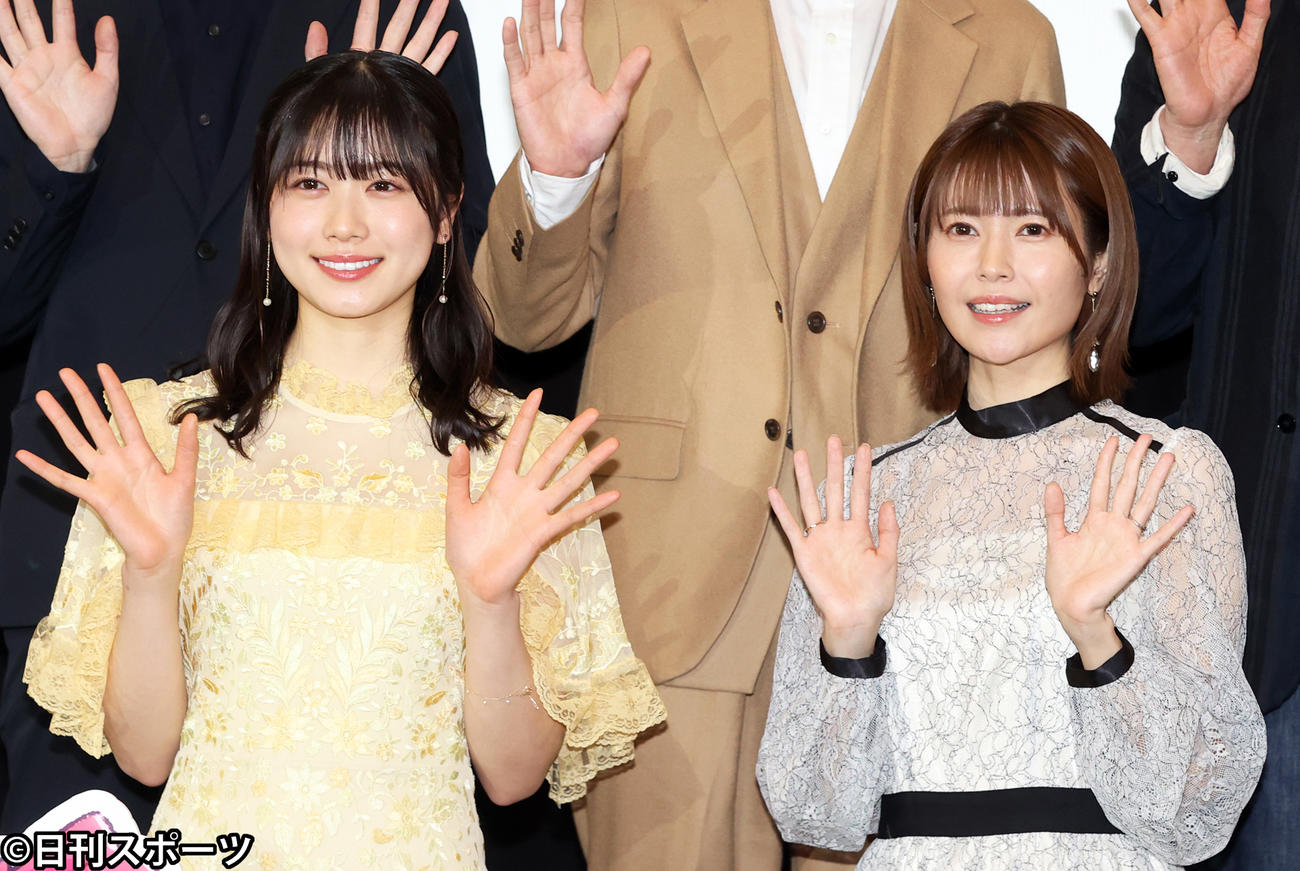 劇場版「DEEMO　サクラノオト」完成披露試写会で笑顔の丹生明里（左）と竹達彩奈（撮影・浅見桂子）