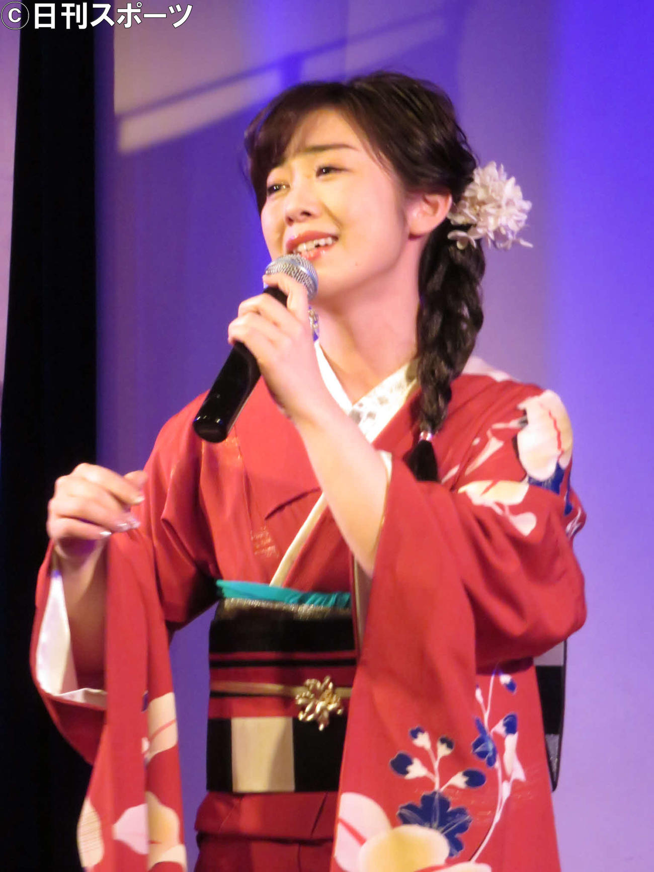 新曲発売を記念した配信ライブを行った工藤あやの