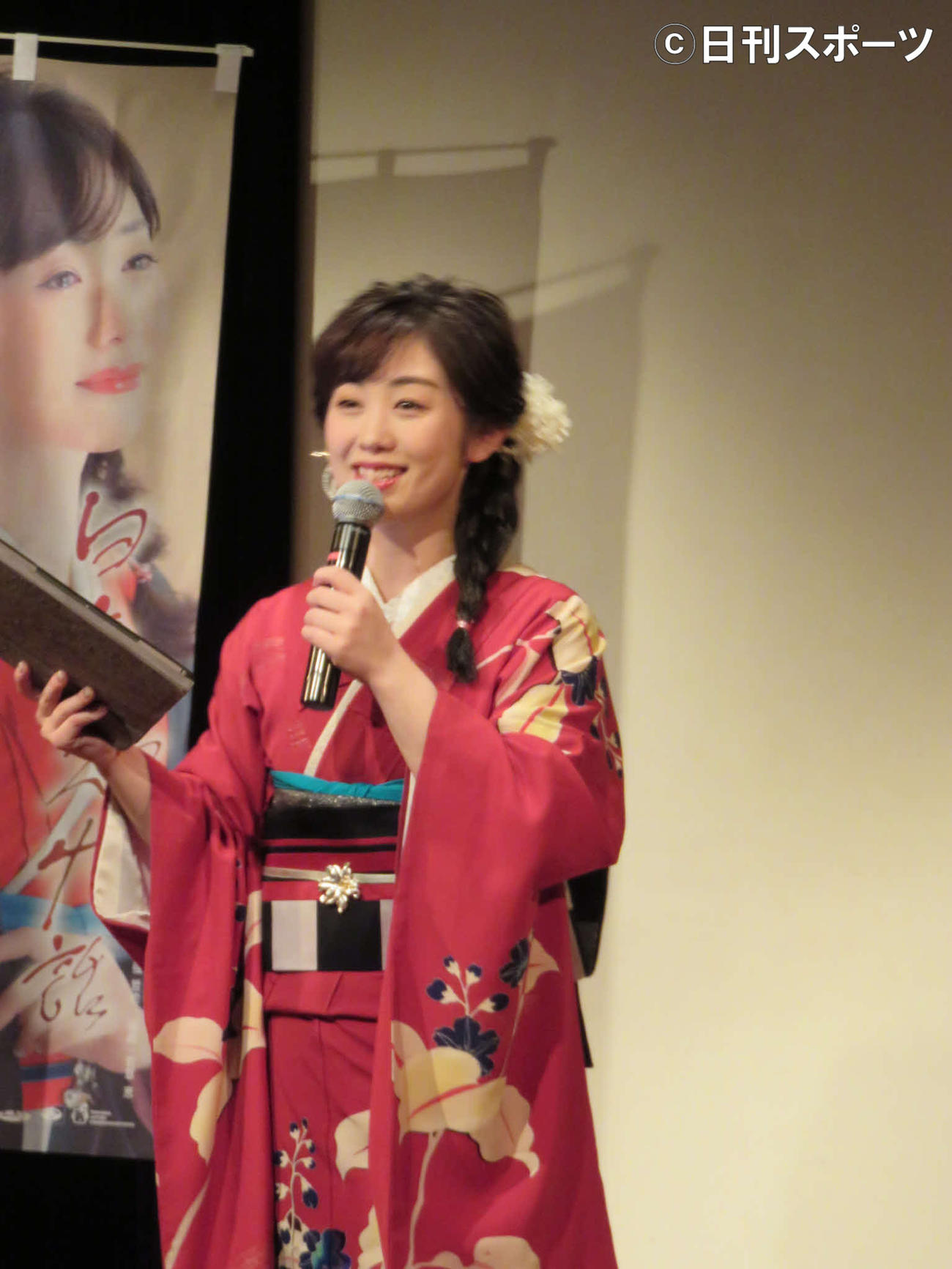 新曲発売を記念した配信ライブを行った工藤あやの