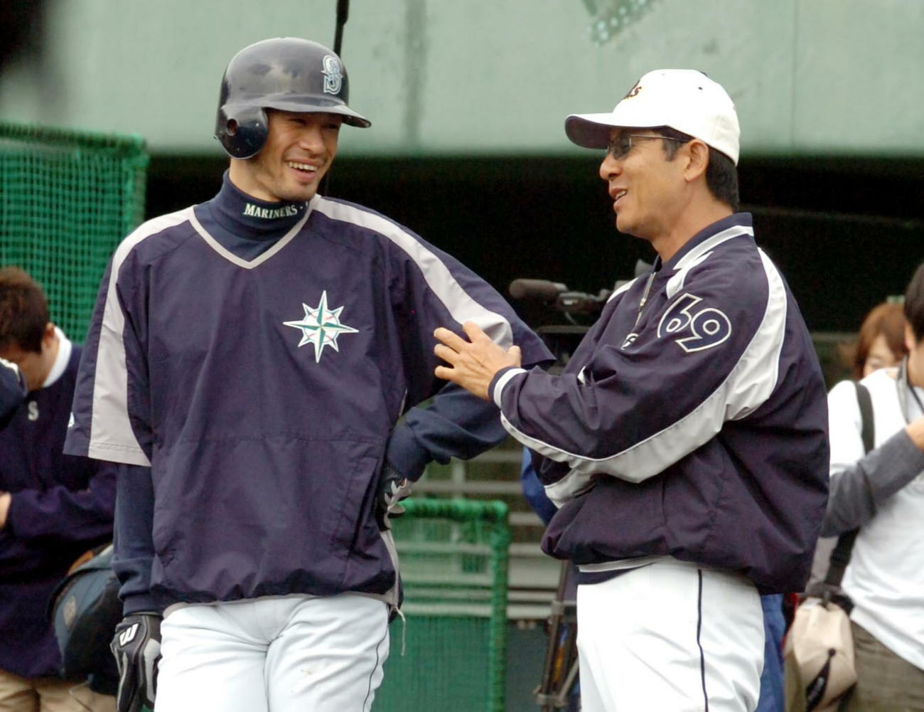 06年2月、イチロー（左）は新井宏昌打撃コーチと話す