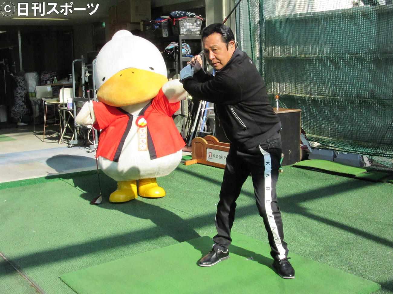新曲イベントで巣鴨のキャラクターすがもんとゴルフ対決した山本譲二