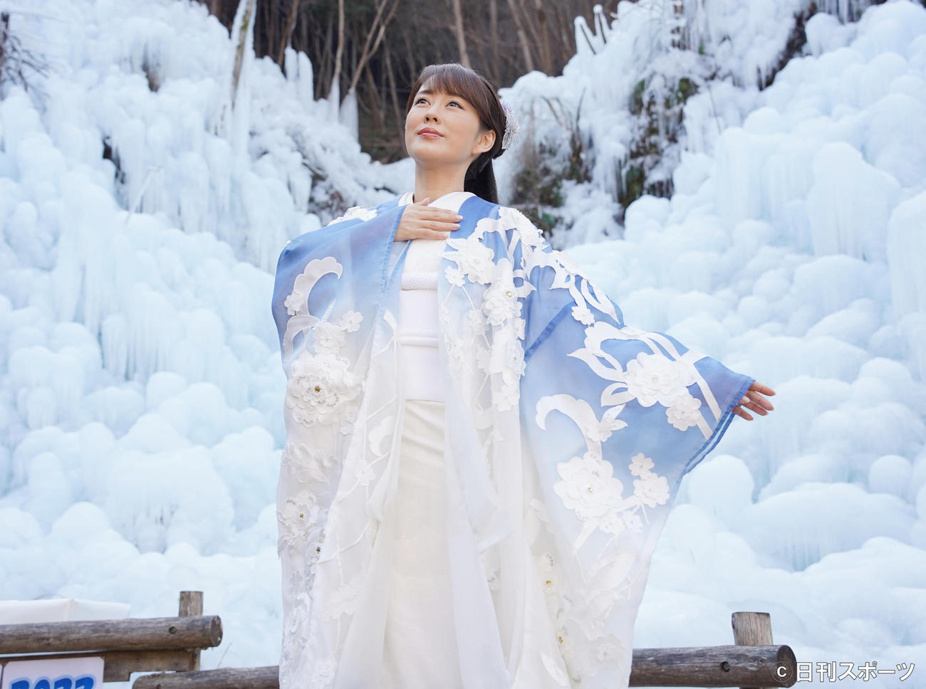 新曲「雪陽炎」のPRで、ポーズを決める丘みどり（撮影・佐藤勝亮）