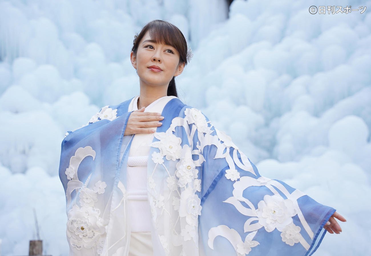新曲「雪陽炎」のPRで、ポーズを決める丘みどり（撮影・佐藤勝亮）