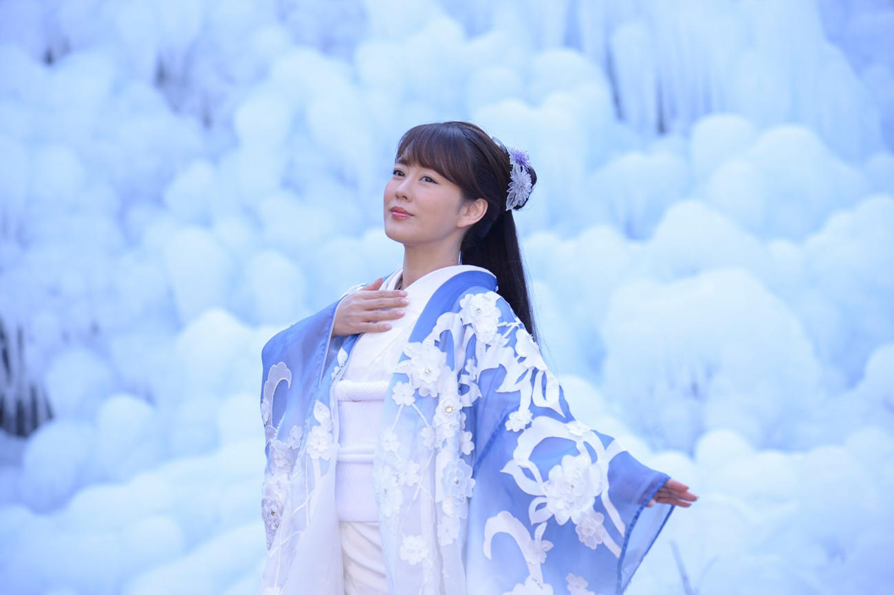 新曲「雪陽炎」のPRで、ポーズを決める丘みどり