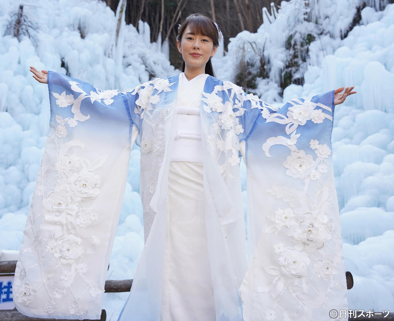 新曲「雪陽炎」のPRで、ポーズを決める丘みどり（撮影・佐藤勝亮）