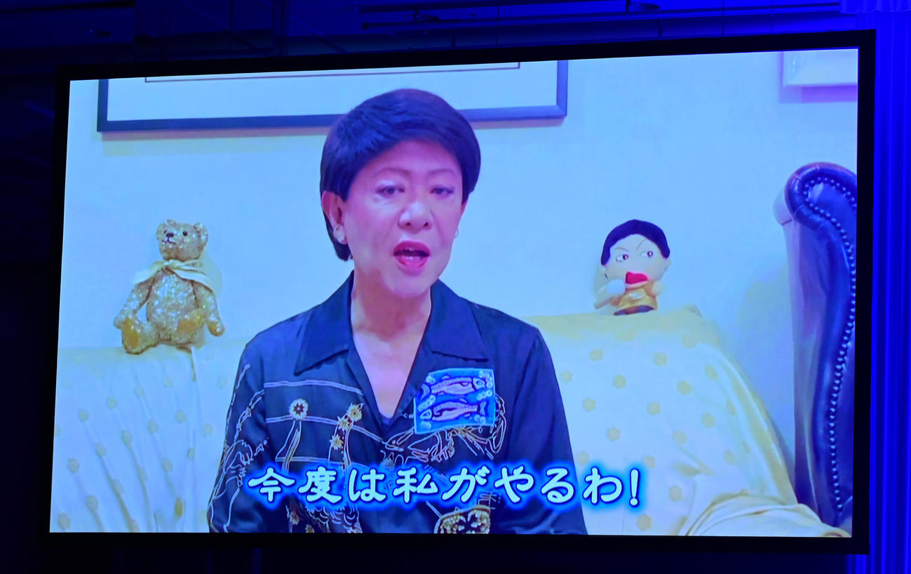 「K－1 AWARDS（アウォーズ）2021」でラウンドガール挑戦を宣言した美川憲一（撮影・小沢裕）