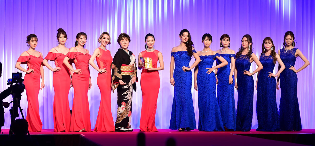 「K－1 AWARDS 2021」でラウンドガールたちと記念撮影する小林幸子（左から5人目）（撮影・小沢裕）
