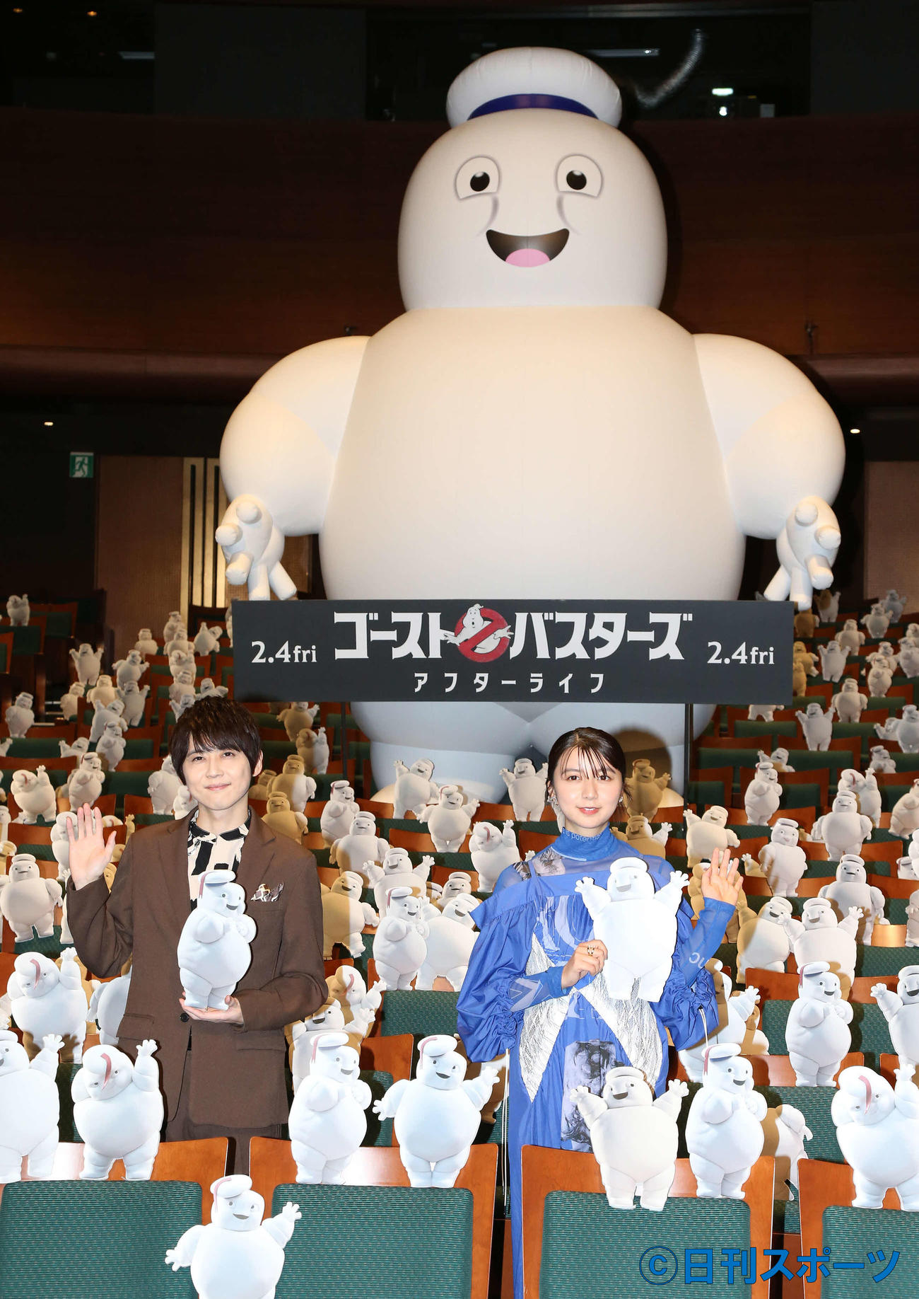 映画「ゴーストバスターズ／アフターライフ」の公開前スペシャルイベントで、写真に納まる梶裕貴（左）と上白石萌歌（撮影・丹羽敏通）
