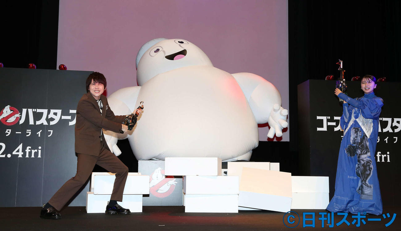映画「ゴーストバスターズ／アフターライフ」の公開前スペシャルイベントで、巨大マシュマロマンを退治する梶裕貴（左）と上白石萌歌（撮影・丹羽敏通）