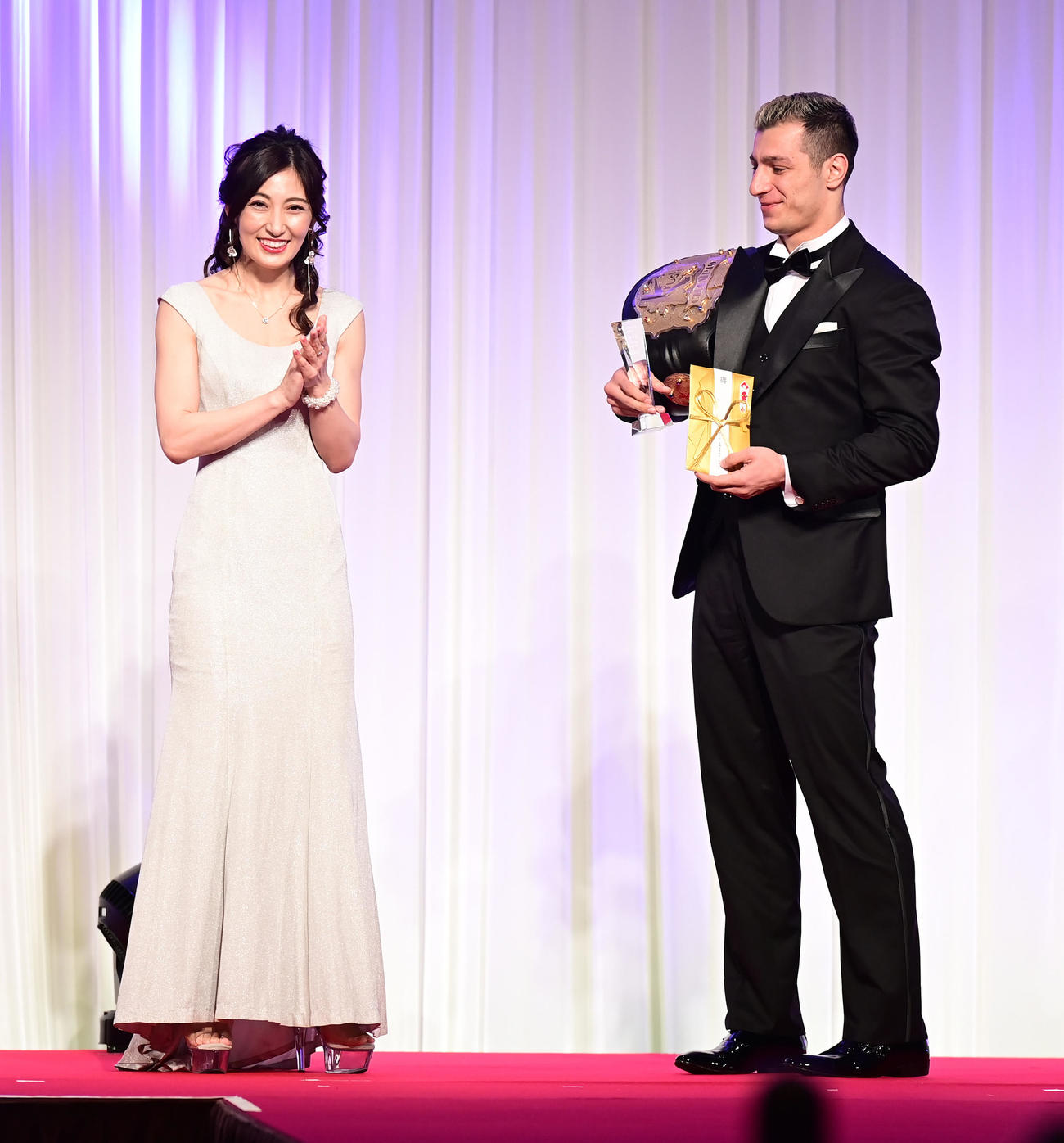 「K－1 AWARDS（アウォーズ）2021」でベストKO賞を受賞したマハムード・サッタリ。左はプレゼンターは熊田曜子（撮影・小沢裕）