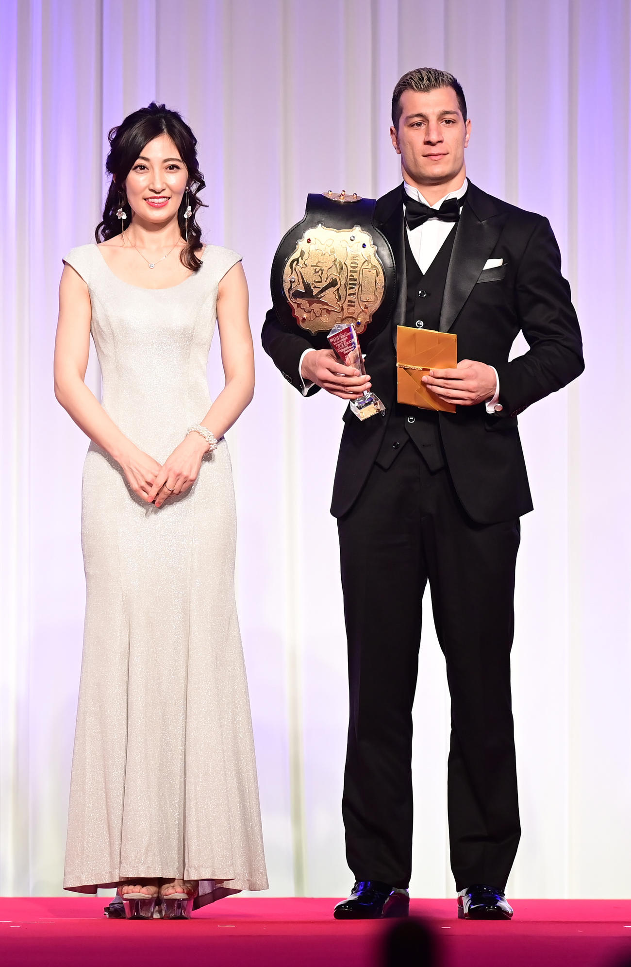 「K－1 AWARDS（アウォーズ）2021」でベストKO賞を受賞したマハムード・サッタリ。左はプレゼンターは熊田曜子（撮影・小沢裕）