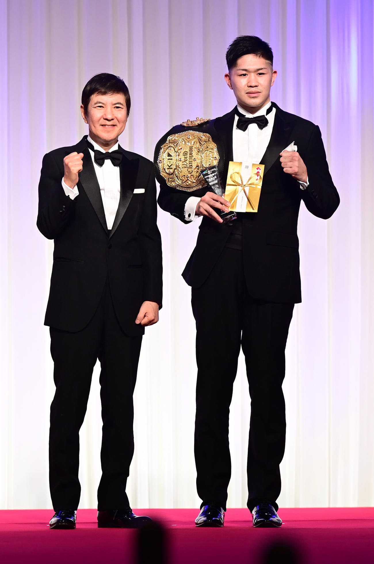 「K－1 AWARDS（アウォーズ）2021」で技能賞を受賞した和島大海。左はプレゼンターの関根勤（撮影・小沢裕）