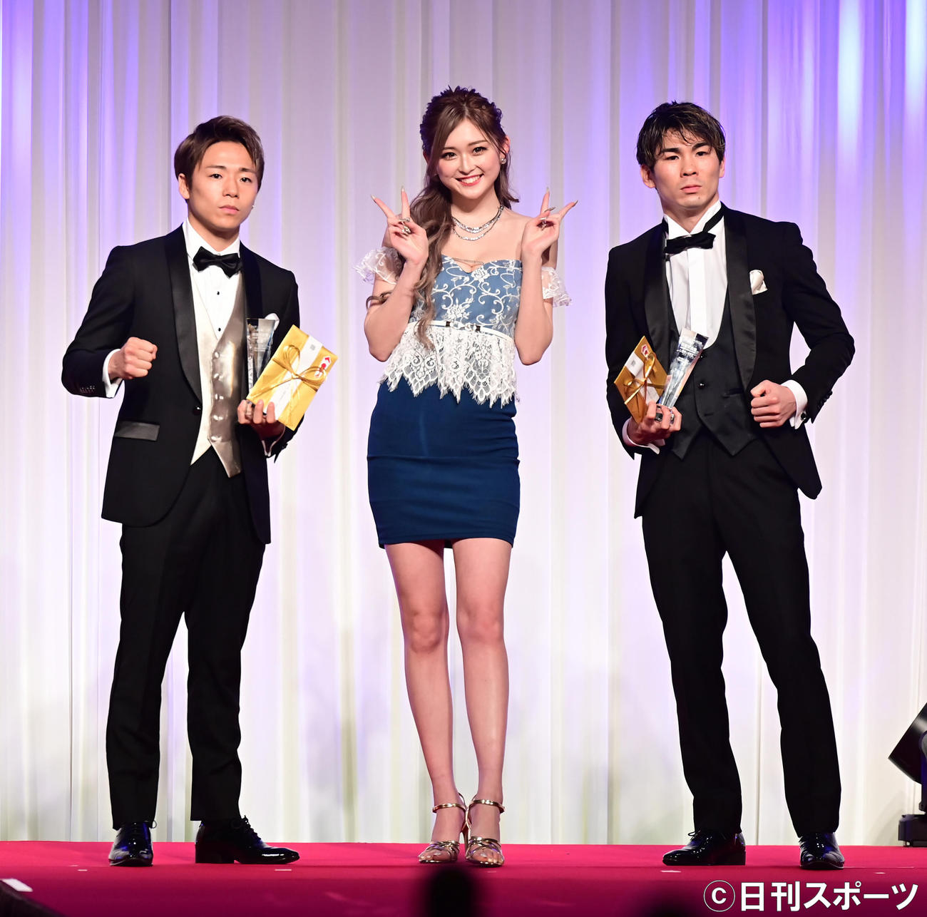 「K－1 AWARDS（アウォーズ）2021」で最高試合賞を受賞した武尊（左）とレオナ・ペタス（右）。中央はプレゼンターのゆうちゃみ（撮影・小沢裕）