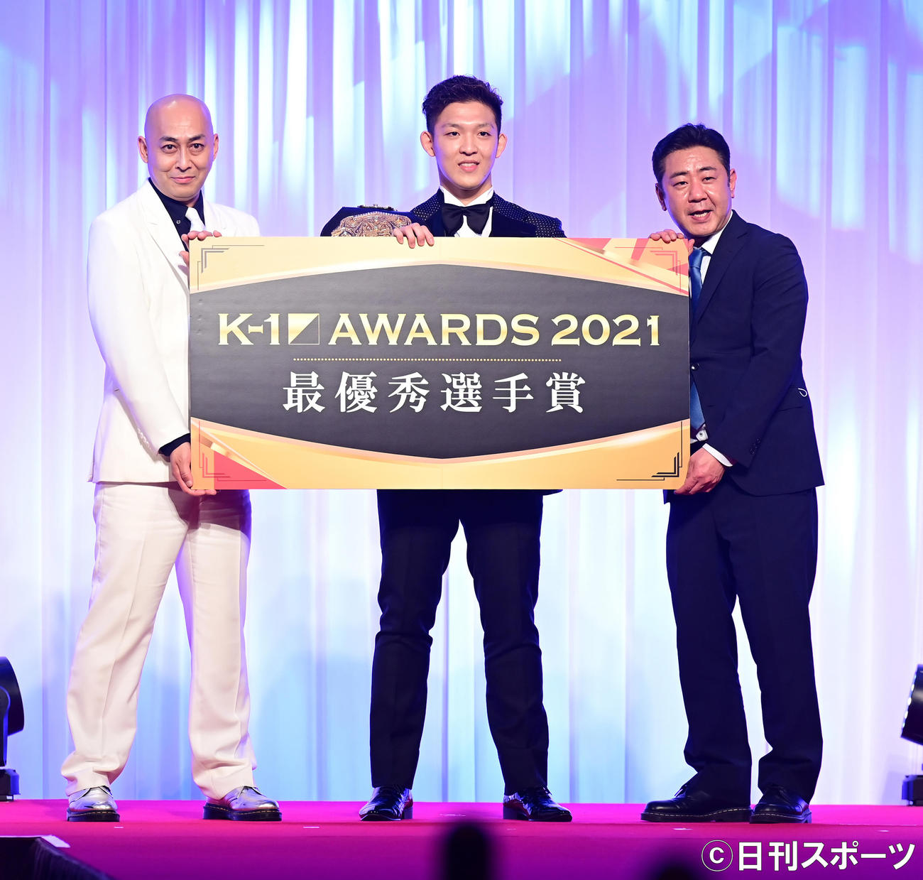 「K－1 AWARDS（アウォーズ）2021」で最優秀選手賞を受賞した野杁正明（中央）はプレゼンターを務めた錦鯉と記念撮影に臨む（撮影・小沢裕）