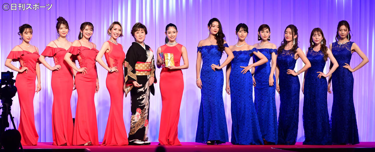 「K－1　AWARDS　2021」でラウンドガールたちと記念撮影する小林幸子（左から5人目）（撮影・小沢裕）