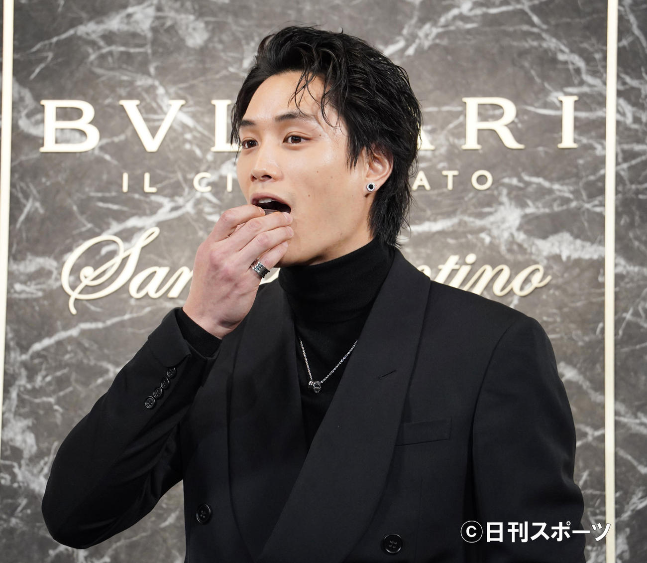 チョコレート「サン・ヴァレンティーノ」のアンバサダーに就任した鈴木伸之は、チョコレートを試食する（撮影・佐藤勝亮）