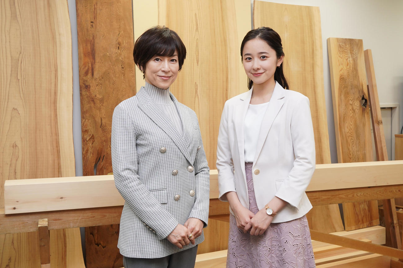 フジテレビのスペシャルドラマ「木のストロー」で4年ぶりに共演する鈴木保奈美（左）と堀田真由（C）フジテレビ