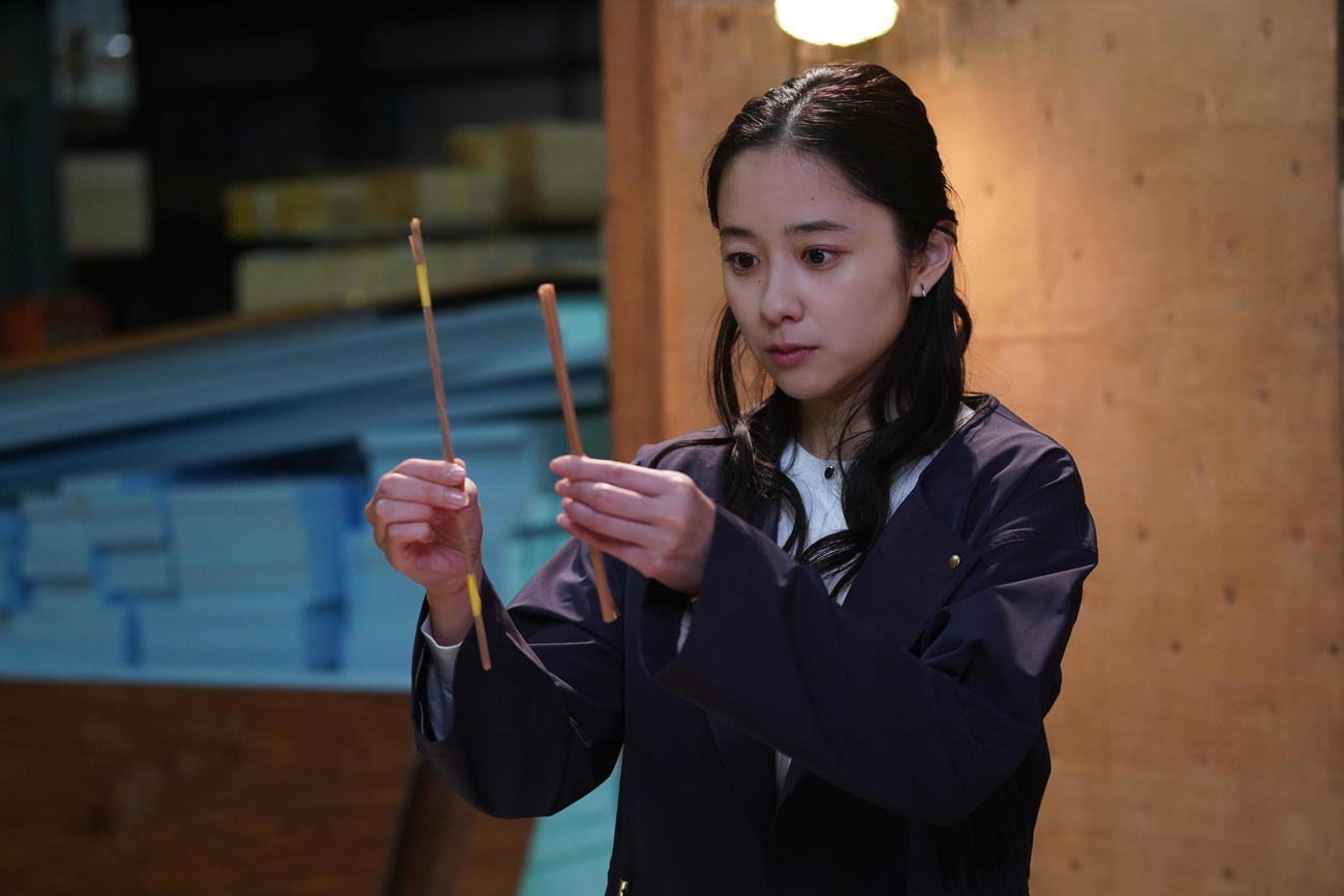 環境問題を考えた若木陽菜（堀田真由）は木のストローを発案し試行錯誤を繰り返す（C）フジテレビ