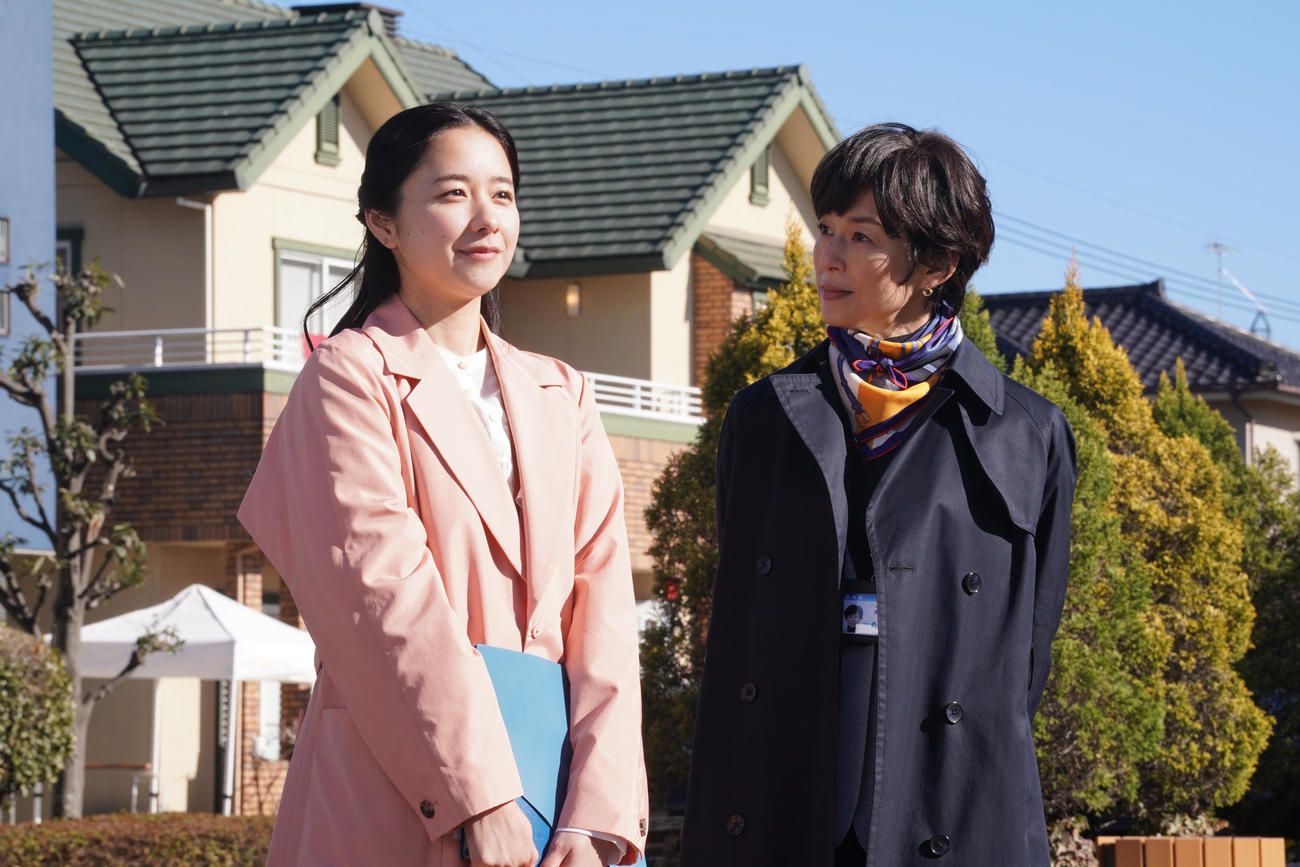 フジテレビのスペシャルドラマ「木のストロー」で4年ぶりに共演する堀田真由（左）と鈴木保奈美（C）フジテレビ