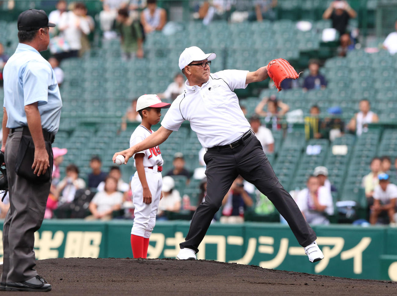 18年8月9日、レジェンド始球式で投球する平松政次氏（撮影・上山淳一）