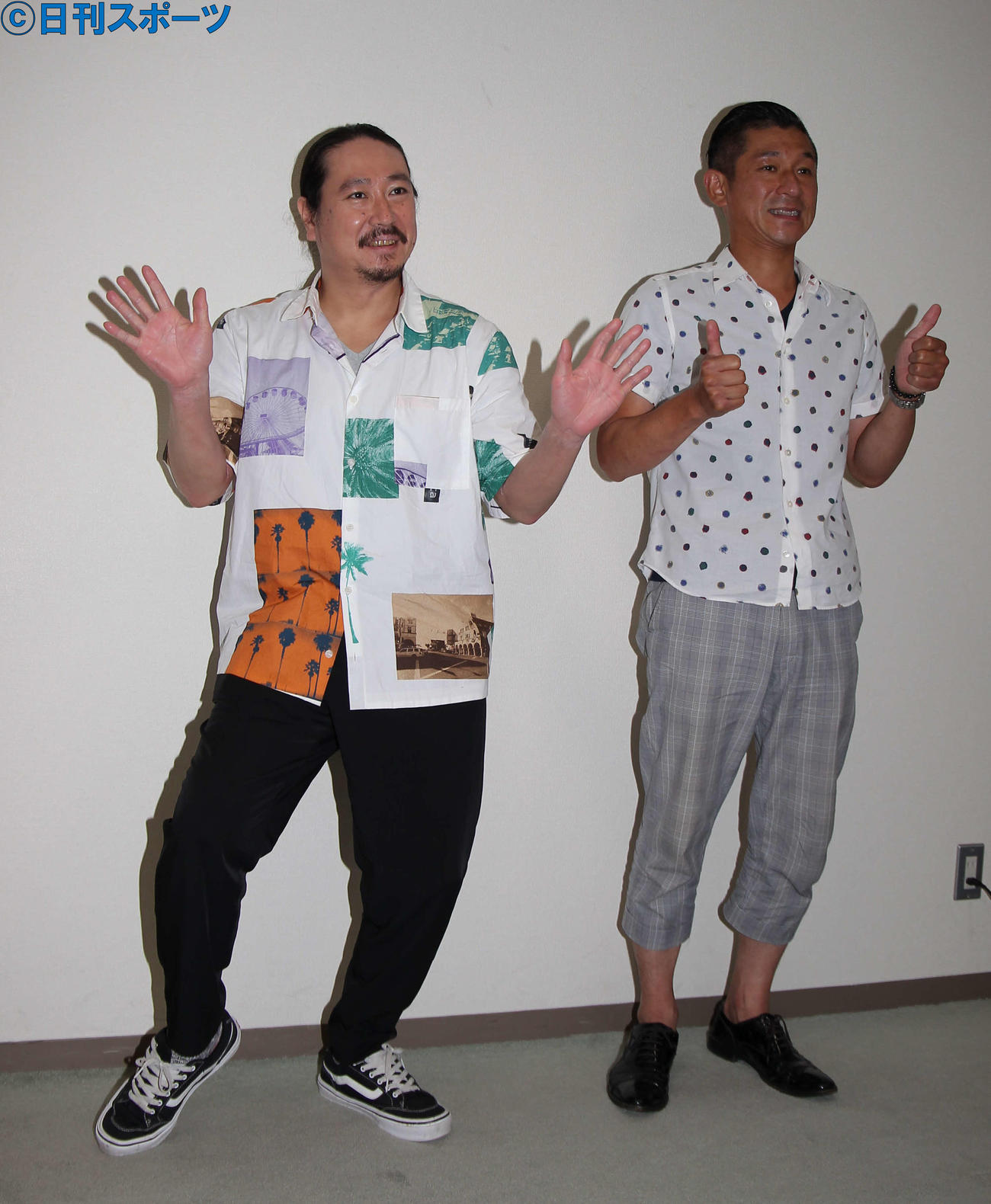 笑い飯の西田幸治（左）と哲夫（2021年7月撮影）
