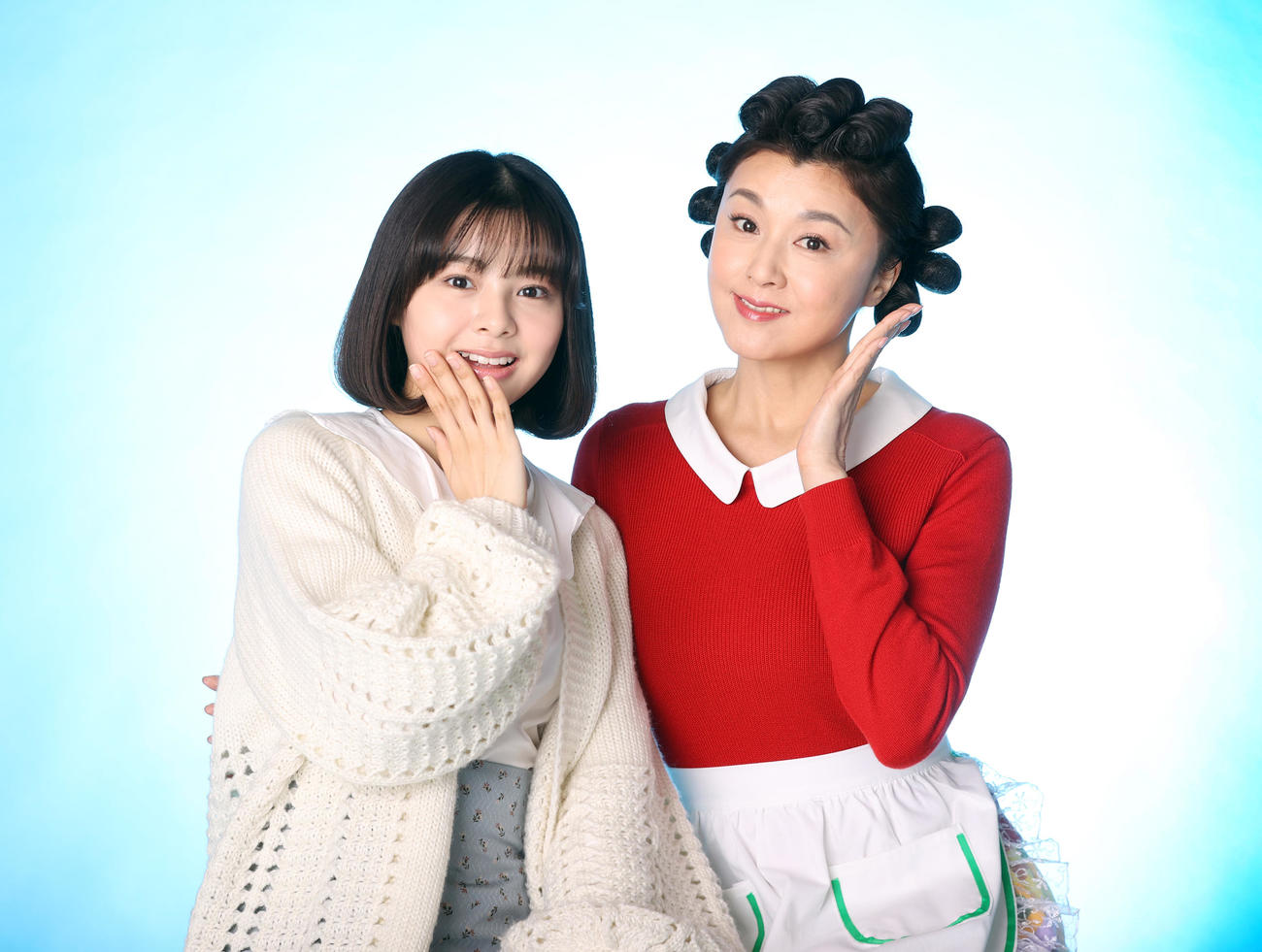 舞台「サザエさん」を前に、フグ田サザエ役の藤原紀香（右）とワカメ役のNGT48本間日陽は笑顔でポーズをきめる（撮影・浅見桂子）