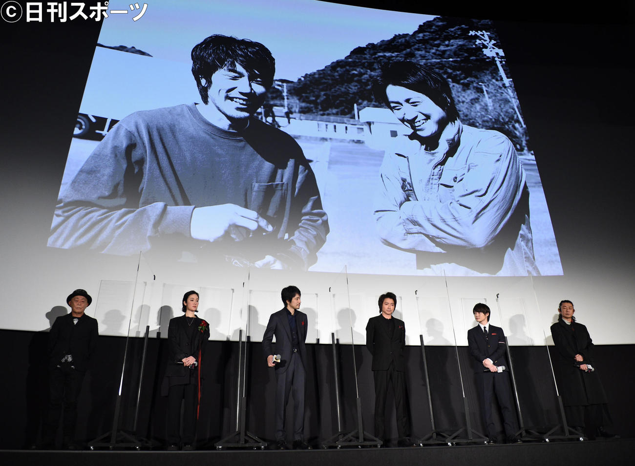 映画「ノイズ」の舞台あいさつで永瀬正敏の写真コーナーでトークする。左から廣木監督、黒木華、松山ケンイチ、藤原竜也、神木隆之介、永瀬正敏（撮影・柴田隆二）