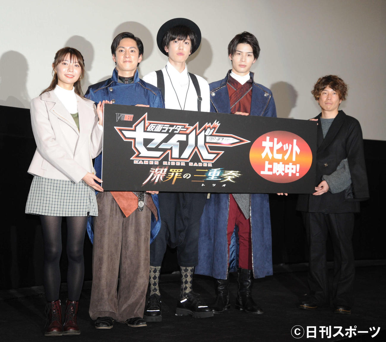 映画「仮面ライダーセイバー　深罪の三重奏」初日舞台あいさつに出席した、左から川津明日香、山口貴也、内藤秀一郎、青木瞭、上堀内佳寿也監督（撮影・松尾幸之介）