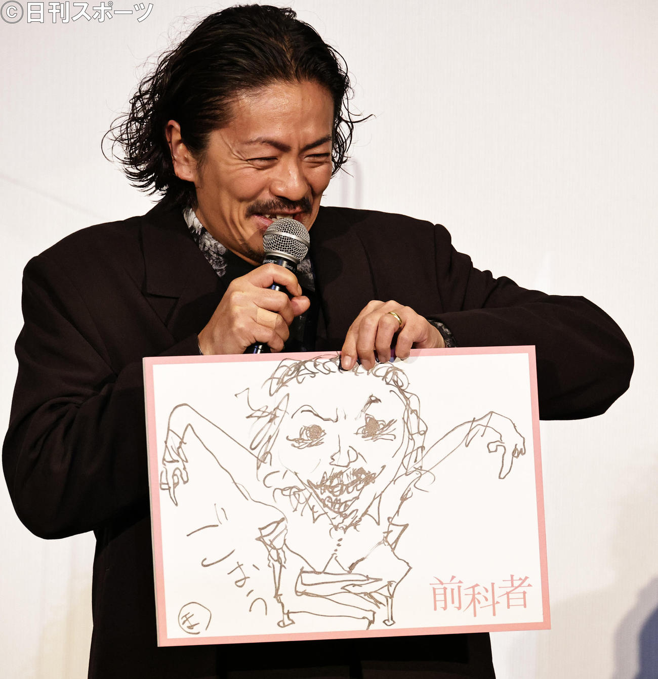 映画「前科者」公開記念舞台あいさつで「あなたは何者？」とのお題に意味不明なイラストを描いた森田剛（撮影・中島郁夫）