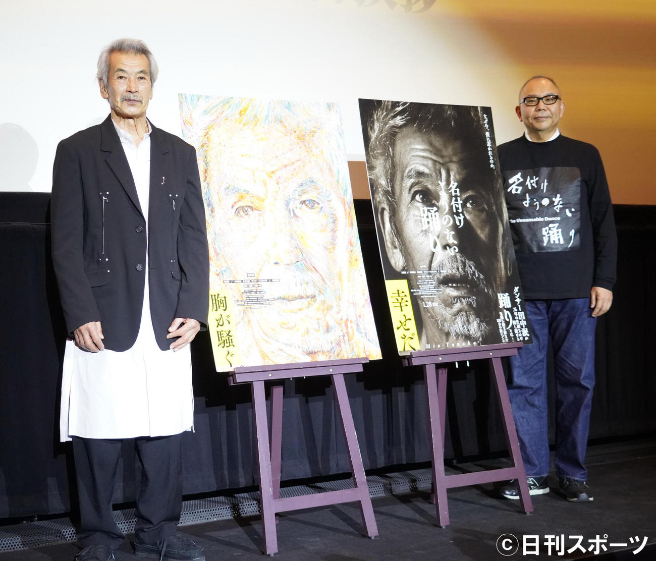 映画「名付けようのない踊り」の公開記念舞台あいさつに出席した、田中泯（左）と犬童一心監督（撮影・佐藤成）